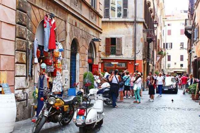 The cheapest shopping places in Rome, Italy