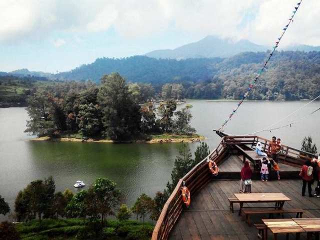 Lake Phenicia in Bandung