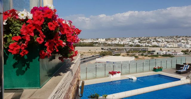 Muscat hotels with a private pool