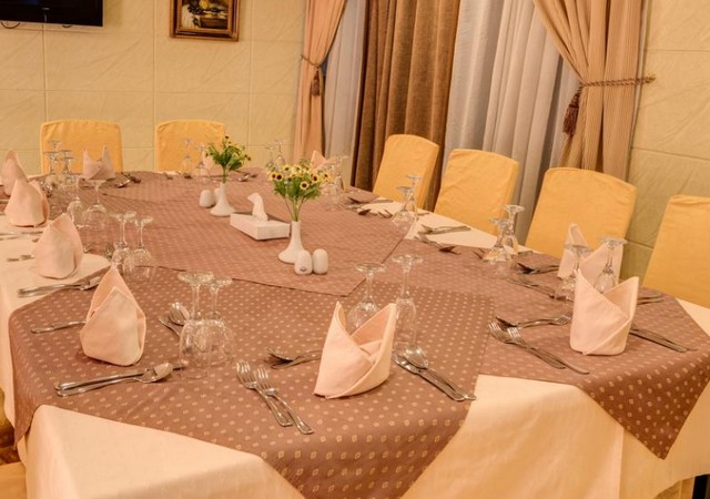 Mawaddah Al Noor Hotel in Madinah has one restaurant serving international cuisine.