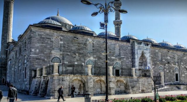 1581394038 142 The best 8 activities when visiting Istanbuls dresses street - The best 8 activities when visiting Istanbul's dresses street