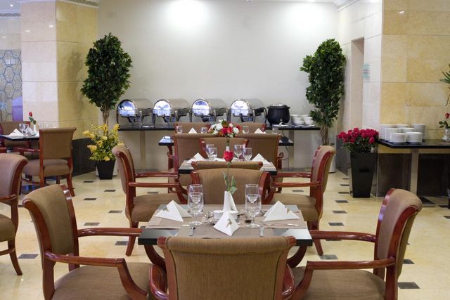 Dar Al Eiman Grand Hotel in Makkah has one restaurant serving international cuisine.