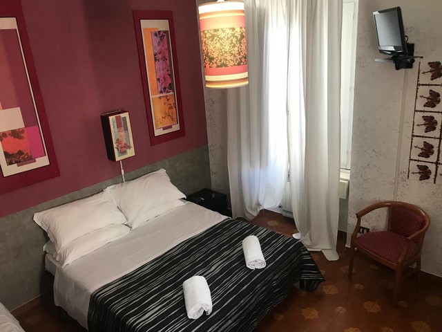 Rome Room is one of the cheapest and elegant hotels in Rome, which includes a number of important facilities.