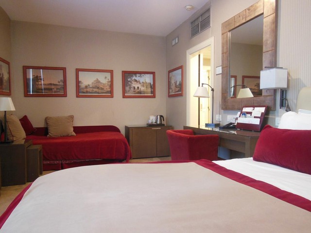 Hotel dei Burgonioni is a Spanish Step hotel that offers family services.
