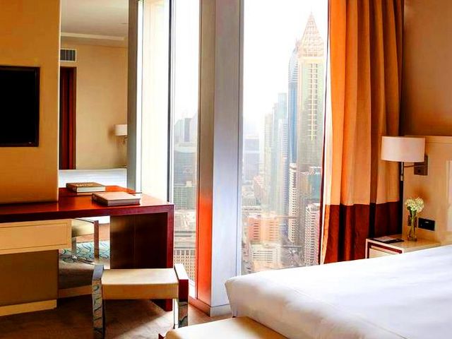 Jumeirah Emirates Towers is one of the most luxurious and luxurious hotels in Dubai