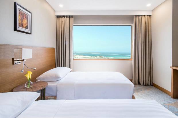 The prices of serviced apartments in Dubai may be high, but the Hyatt Regency combines good prices, services and location.