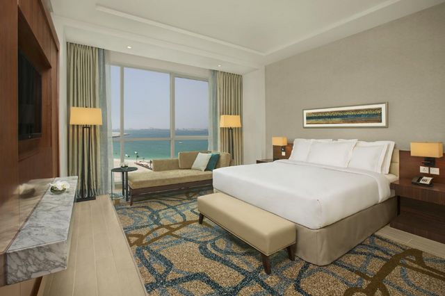 We advise you to stay in resorts in Dubai by the sea, which includes high-end accommodations that include a seating area and a dining area