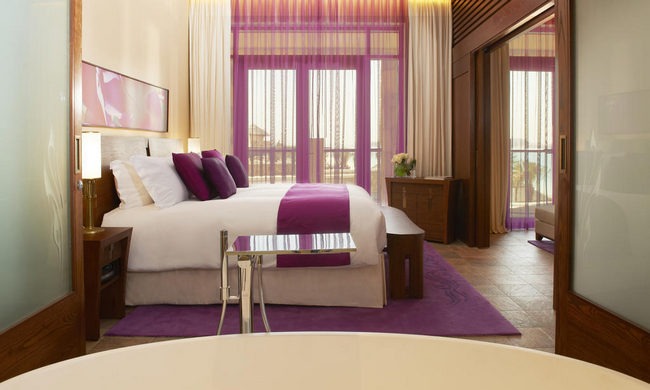Charming stay in Palm Island hotel rooms, with attractive décor and colors, to relax and unwind