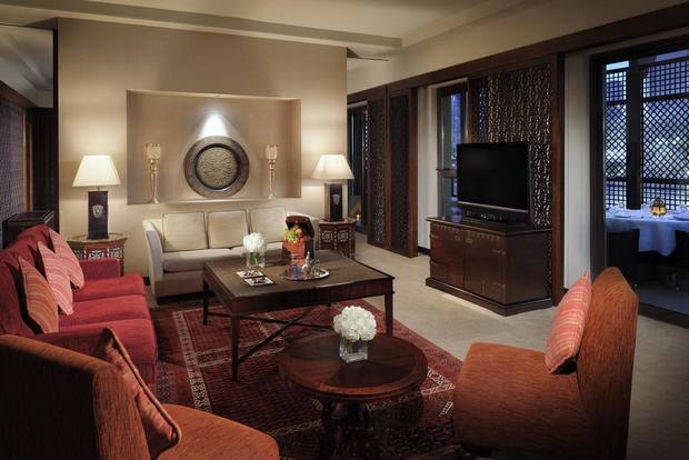 It is a Dubai hotel close to the Dubai Mall, suitable for families and close to the city's attractions.