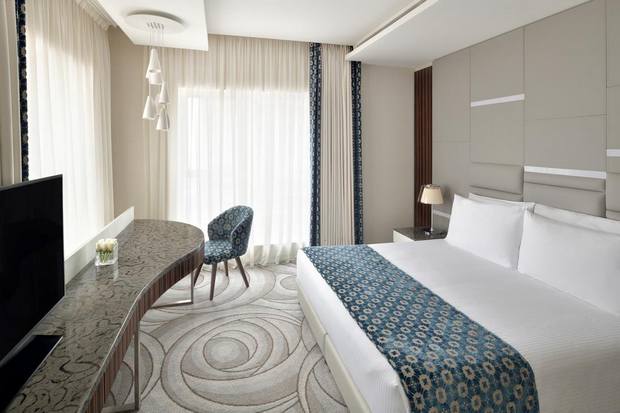 The Address Hotel is a hotel close to the Dubai Mall, with a great location and charming views.