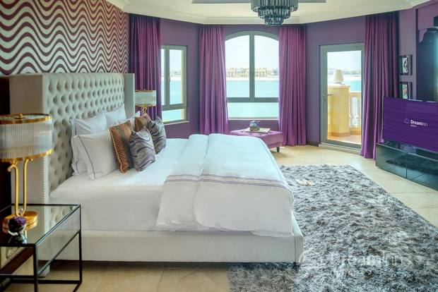 The Palm Jumeirah villas have charming views and a refined design, which we recommend you to try.
