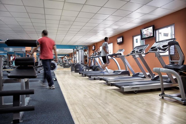 Rotana Rayhaan Dubai offers a great fitness center with many sports equipment