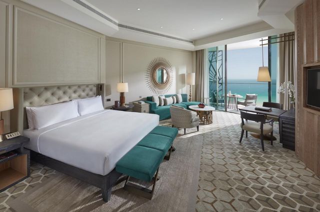 Mandarin Oriental Jumeirah Hotel has modern rooms