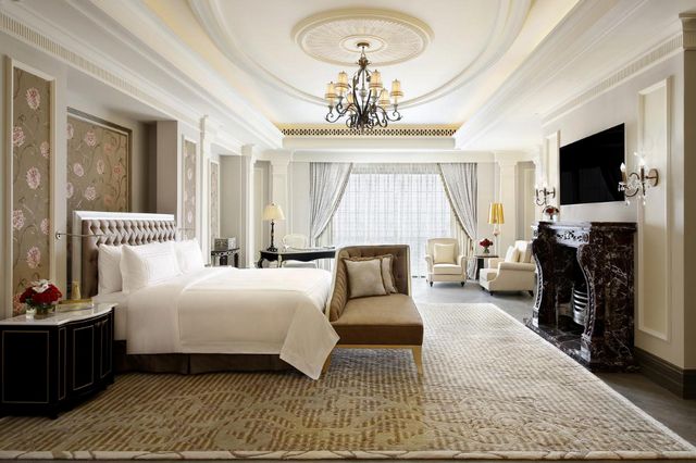 Habtoor Palace Hotel Dubai includes rooms and suites with special facilities suitable for grooms
