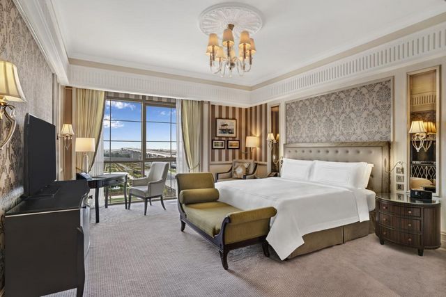 Habtoor Palace Hotel Dubai offers modern rooms with decors