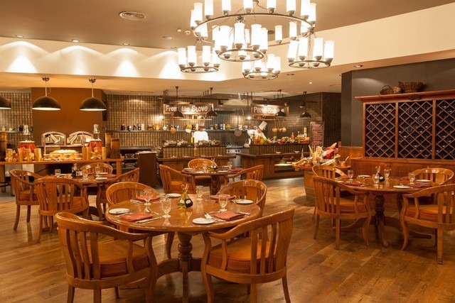 Oasis Dubai JBR Hotel offers 2 restaurants serving international cuisine.