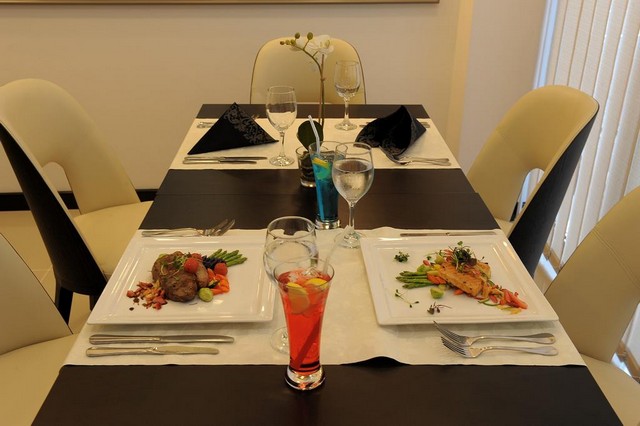 Dubai Mall Hotel Apartments has a restaurant serving international cuisine.