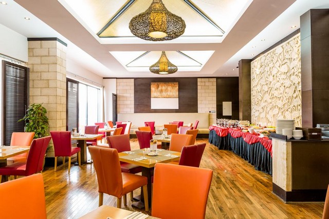 The Park Hotel Apartments Hotel Dubai's restaurant offers many delicacies.