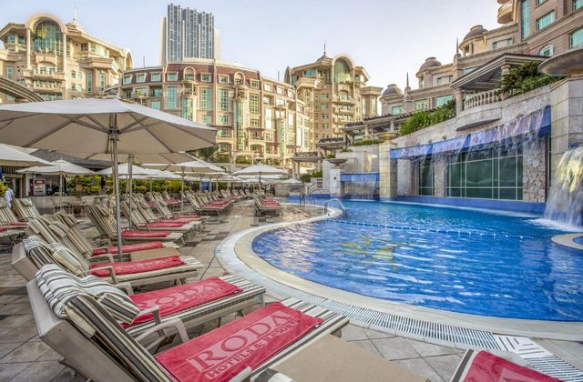 Al Rawda Al Muruj, Downtown Dubai has a luxurious pool