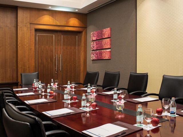 Amwaj Rotana Dubai GBR offers business services, including meeting rooms.