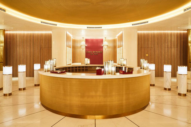 Emerald Palace Kempinski Dubai has a professional reception.