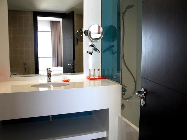 Free toiletries are provided in the private bathrooms at Hawthorn Hotel and Suites by Wyndham Jumeirah 