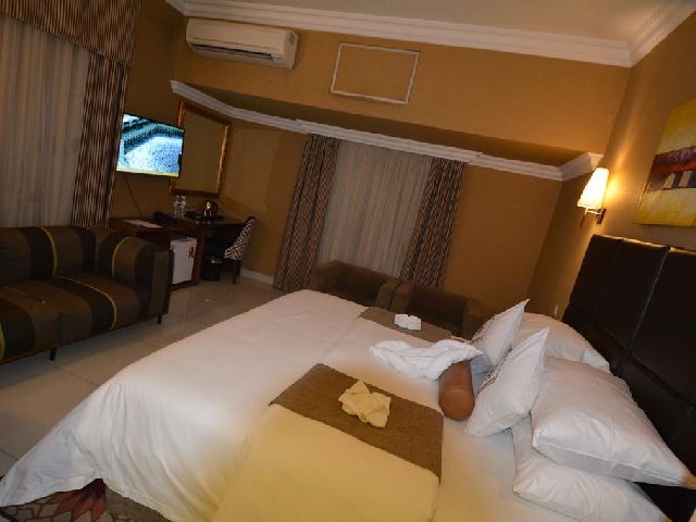Standard bedroom in Sixty Street hotels, Mecca, among the most famous hotels in Mecca