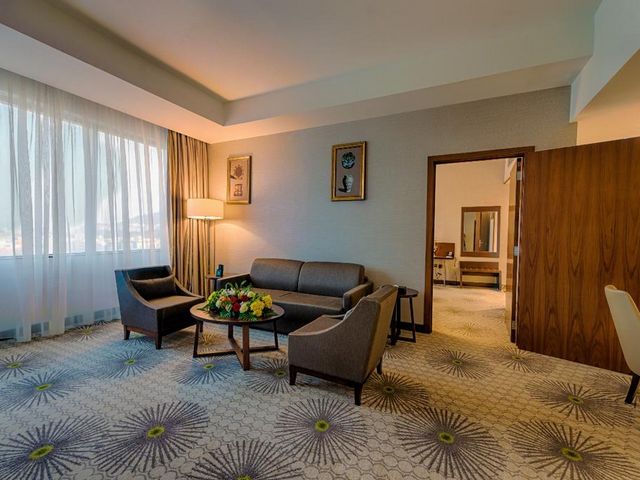 Holiday Inn Makkah Al Azizia Hotel features luxurious décor