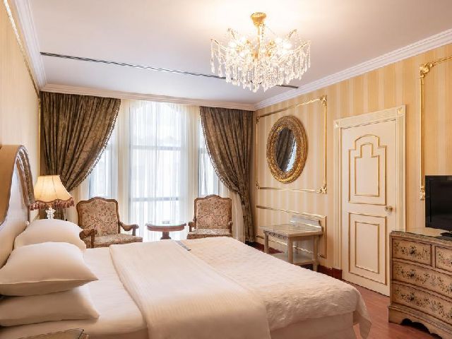 A room decorated with luxurious italyn marble in Le Meridien Madinah, one of the most prominent hotel suites in the city 