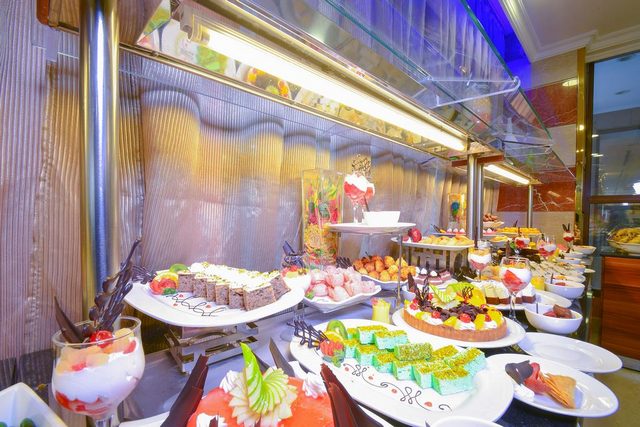 Al Ansar Golden Tulip Hotel offers a restaurant serving menus and a varied buffet for oriental and international cuisine.