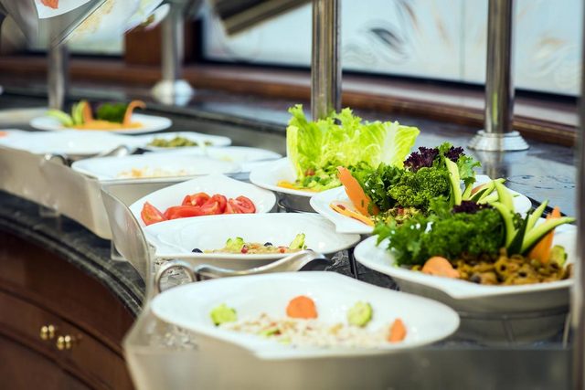 Dar Al Hijrah Hotel Madinah includes a restaurant that serves delicious food from international cuisine.