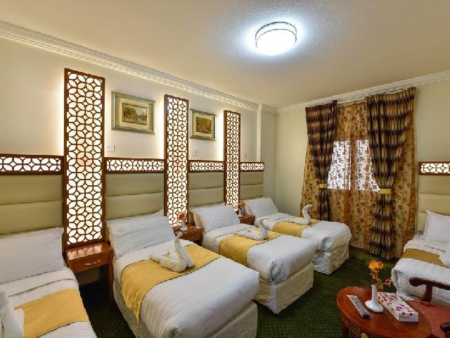 One of the bedrooms can accommodate four people in the western Al Mukhtara Hotel Madinah 