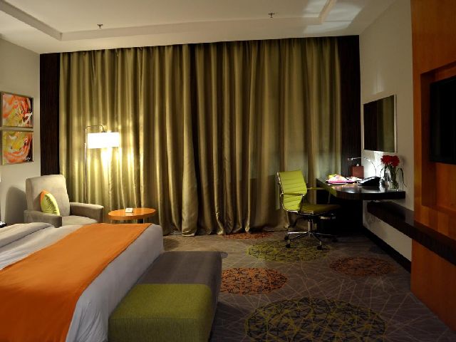 Holiday Inn Jeddah Gate is a hotel in Jeddah close to the markets