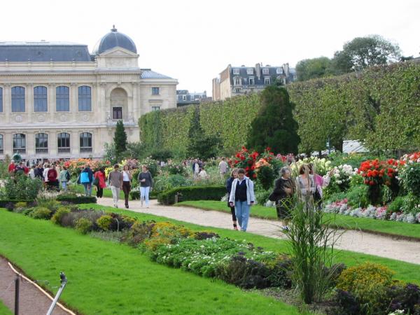 1581410479 909 The 4 most beautiful parks in Paris France we recommend - The 4 most beautiful parks in Paris, France, we recommend you to visit