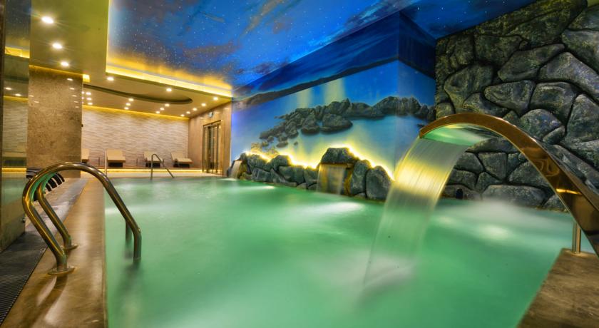 Marigold Termal Hotel, located in the Schkirke region famous for its hot springs, offers a large indoor pool with natural thermal water