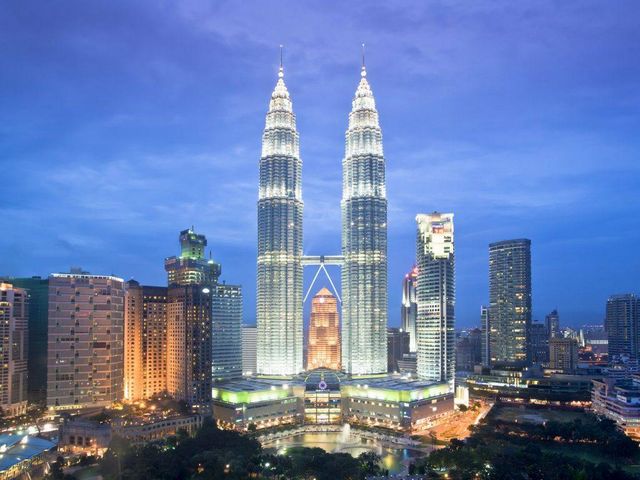 The Twin Towers in Malaysia is one of the most important tourist places in Kuala Lumpur