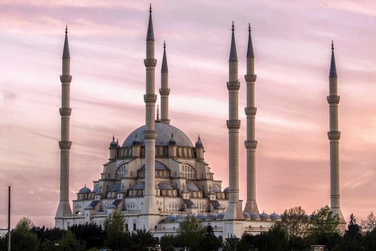 Sabanci Central Mosque is one of the tourist places in the Turkish city of Adana 