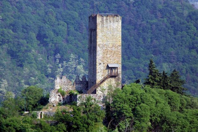 Tourism in Como and visit the Castello Baradello Castle