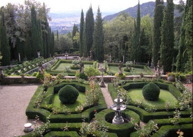Enjoy visiting the italyn garden during tourism in Como