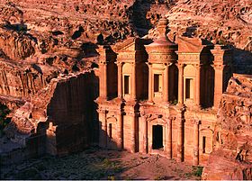 Know the most important archaeological sites inside the city of Petra in Jordan