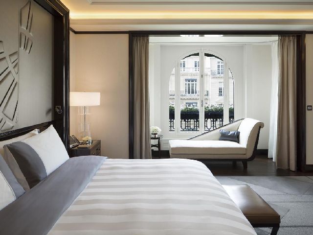 The splendor of the Peninsula Paris among the hotels near the Champs Elysees 
