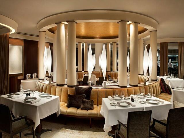 Have a delicious meal in the hotel's restaurant and enjoy a privileged company in the Park Hyatt Paris Hotel