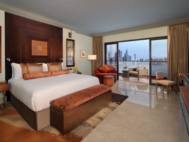 The rooms of the Fairmont Dubai, one of the most luxurious hotels in the Fairmont Dubai chain, are spacious