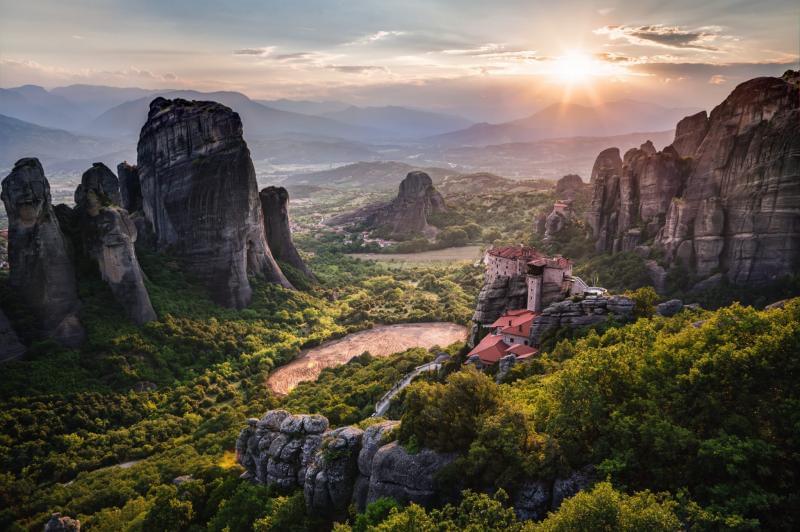 Beautiful Meteora welcomes thousands of tourists in Greece - Beautiful Meteora welcomes thousands of tourists in Greece