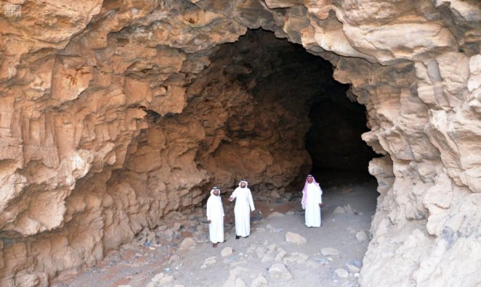 The Director of Tourism and Heritage in Hail visits the Shuhams Cave