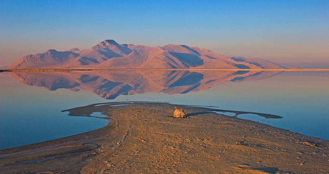 For lovers of exotic places you should visit the salt - For lovers of exotic places, you should visit the salt lake in America