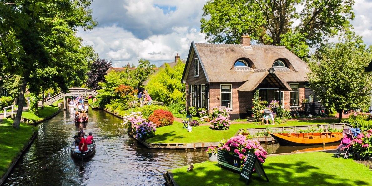 Giethoorn Netherlands .. The charming Dutch village that grabs the - Giethoorn Netherlands .. The charming Dutch village that grabs the eye of everyone by nature and its impressive landmarks