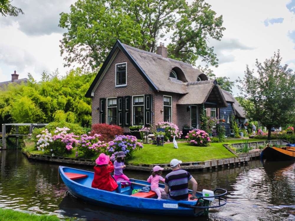 Holiday-me_Giethoorn-Netherlands_262603463_1000 x 750