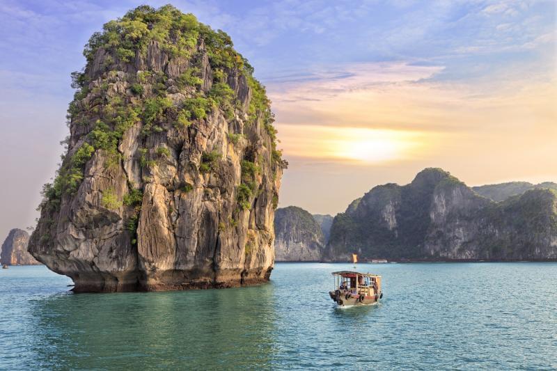 Halong Bay welcomes you to Vietnam - Halong Bay welcomes you to Vietnam
