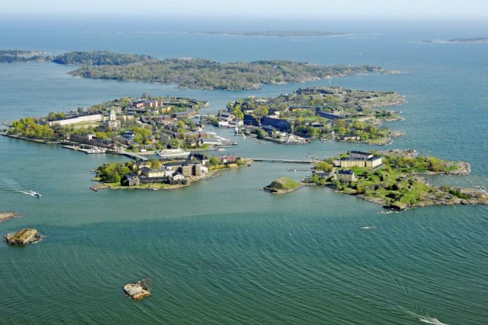A scene from Suomenlinna and the surrounding area